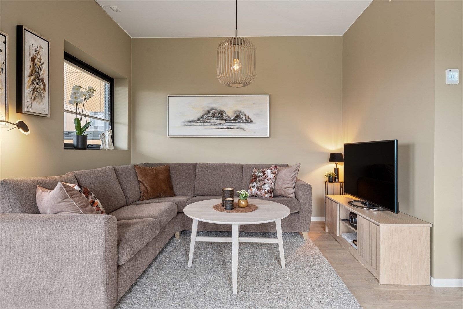 Leiligheten, som ble oppført i 2024, tilbyr en god standard og er godt vedlikeholdt. Galleribilde