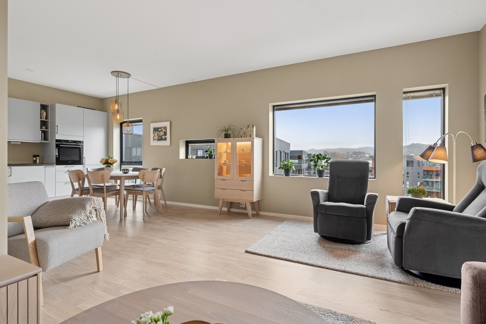 Velkommen til denne flotte 2-roms leiligheten i Bronsekarveien 44, presentert av DNB Eiendom og Meriton Gashi! Galleribilde