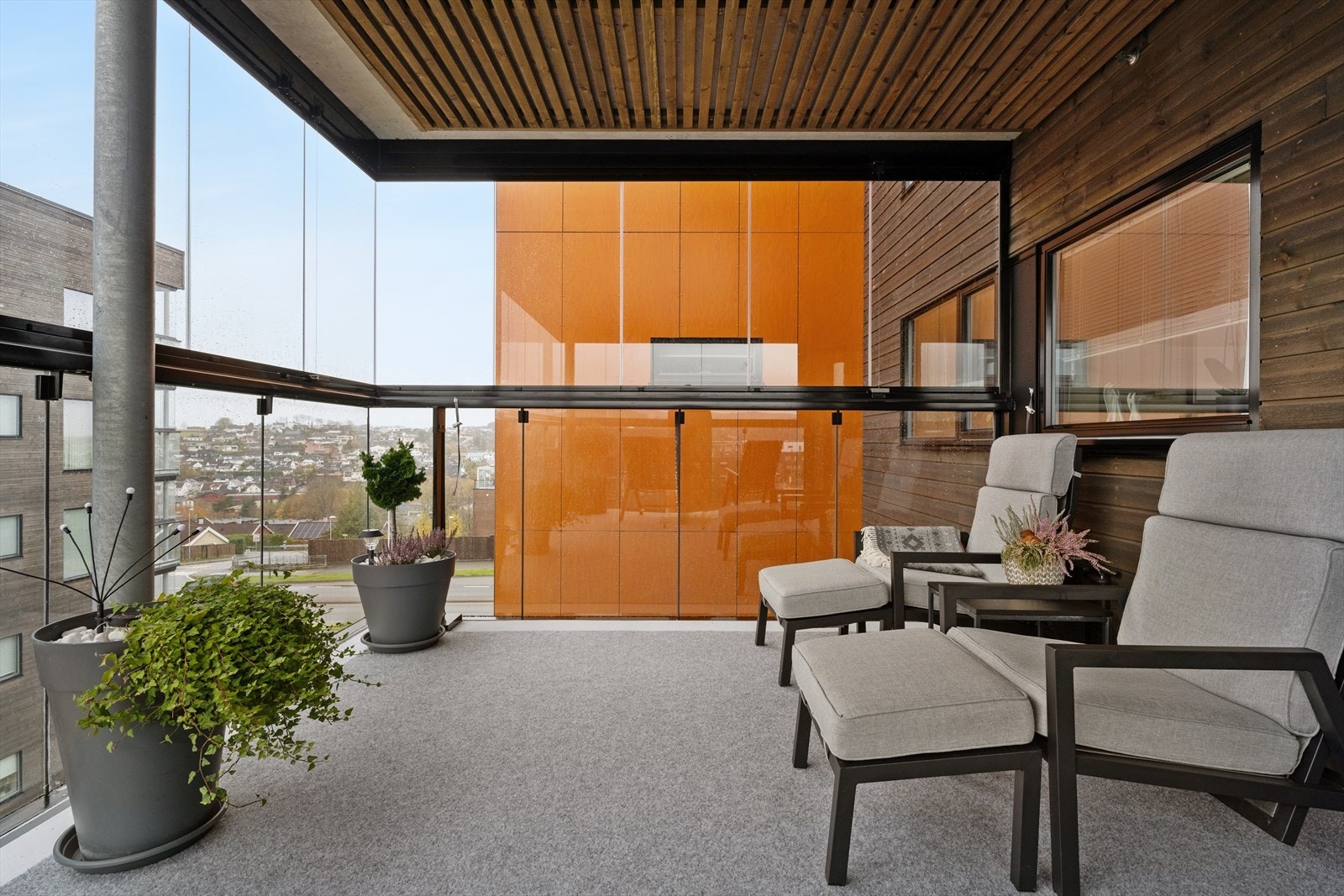 Trivelig balkong med plass til sittegruppe og spisebord. Galleribilde