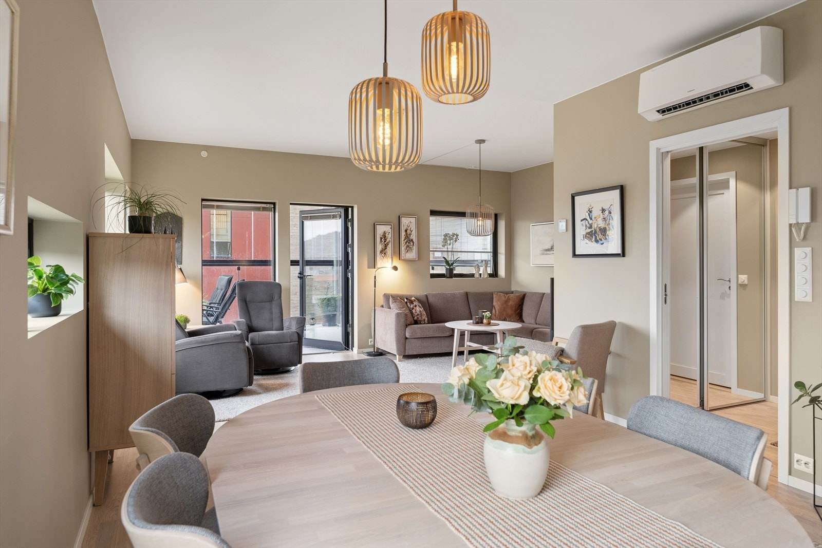 Stuen kan enkelt møbleres med sittegruppe og spisebord. Galleribilde