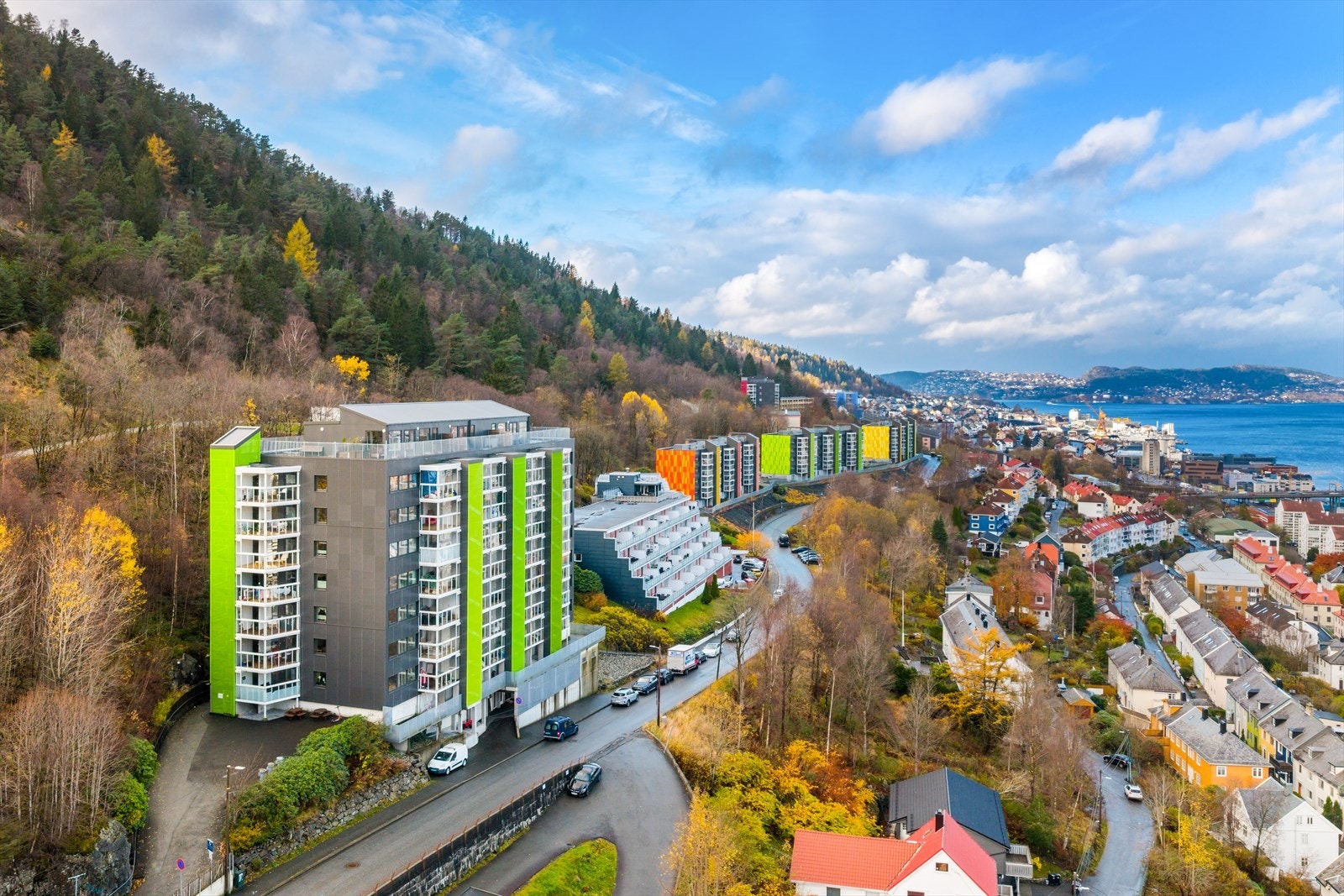 I nærområdet finner du det du måtte trenge til en travel hverdag, som bla. flere matbutikker, treningssenter, barer, post og kaféer. Fra boligen er det kort avstand til studentsentre som Bi, Uib og Hib. Galleribilde