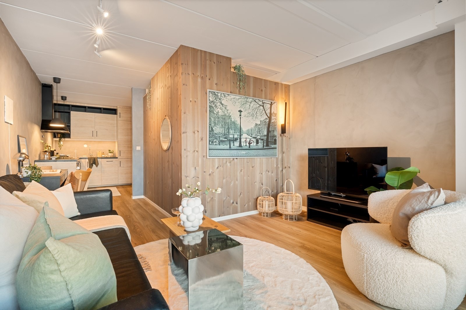 Pen og velholdt leilighet med gjennomført planløsning og lune materialvalg. Galleribilde