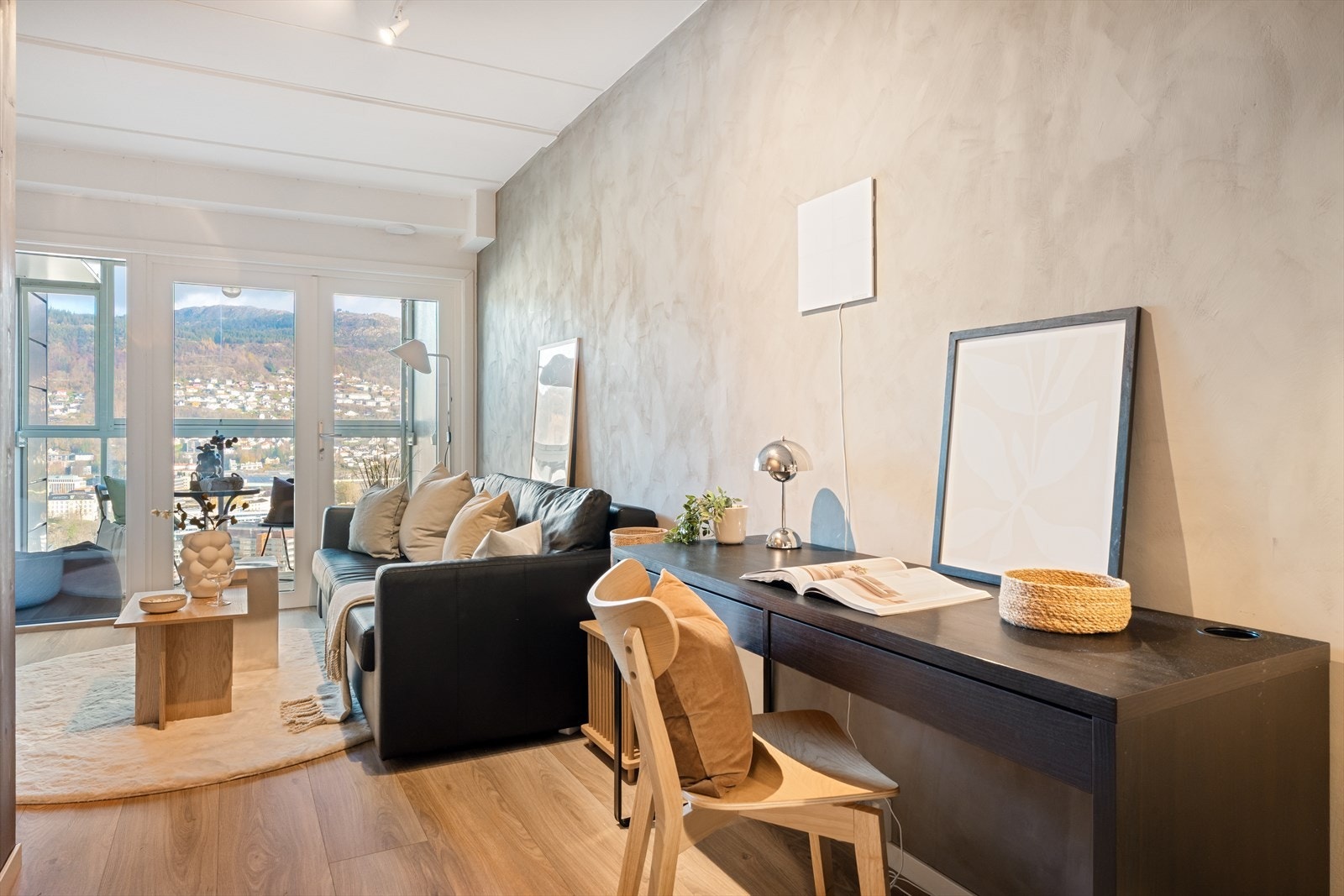 Praktisk og åpen soneinndeling med plass til arbeidspult. Galleribilde