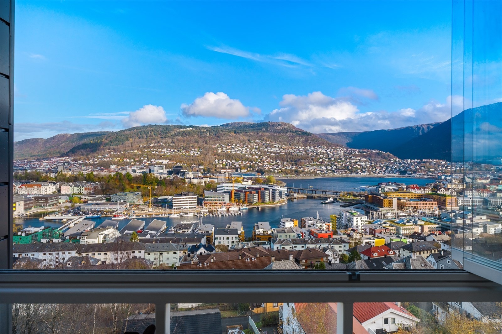 Her får du en fantastisk utsikt utover Bergensdalen fra Damsgårdssundet til Ulriken! Galleribilde