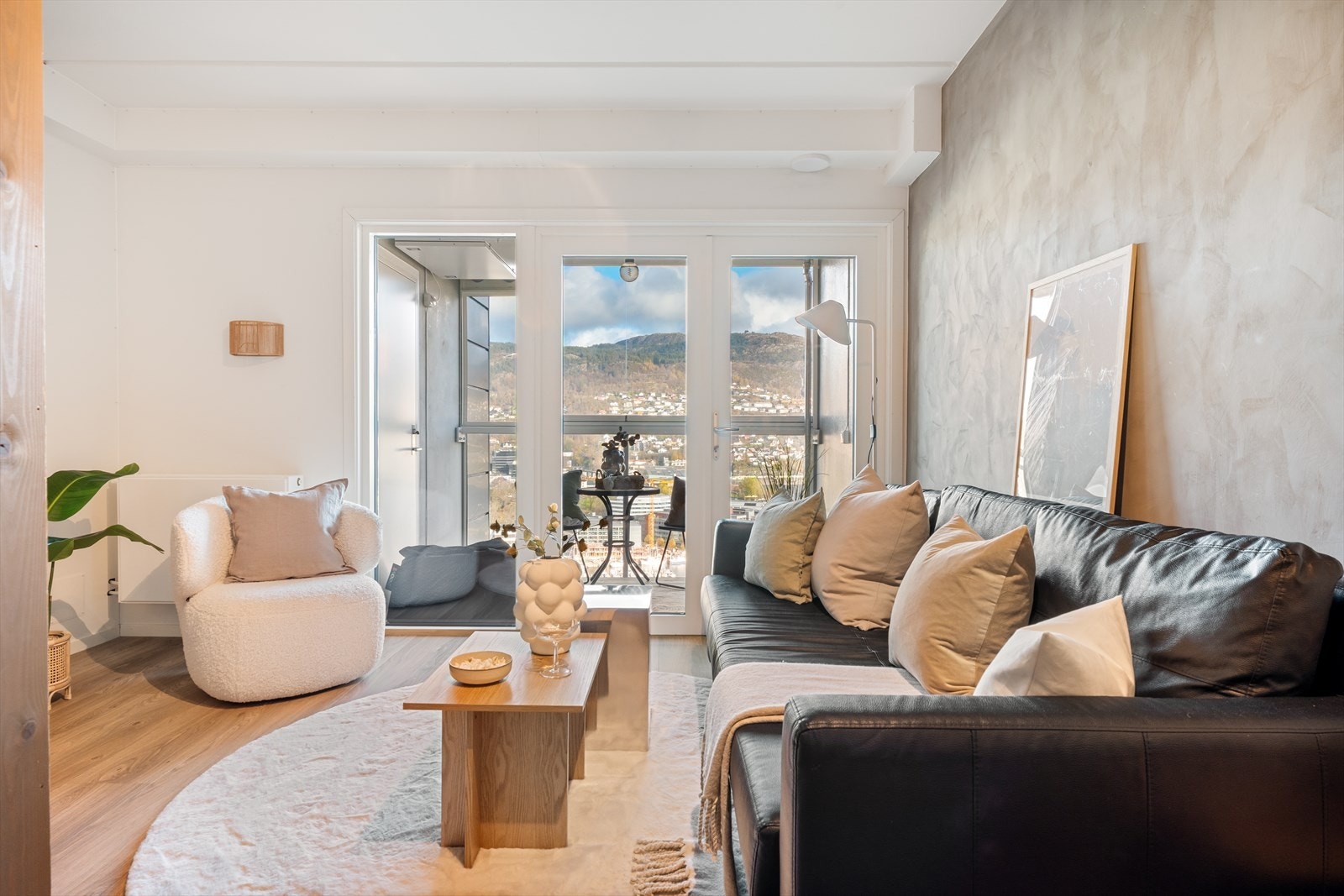 Lys og luftig stue med store vindusflater og utgang til innglasset balkong. Galleribilde