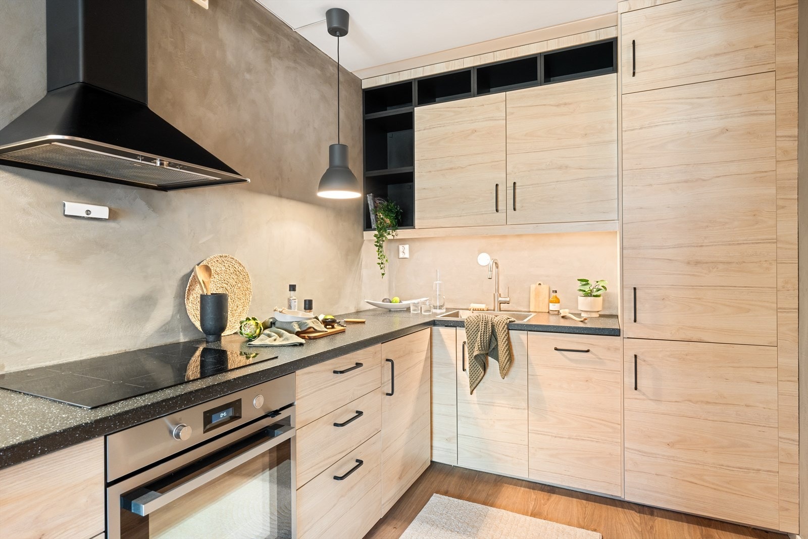 Lyse trefronter gir kjøkkenet et varmt og naturlig uttrykk. Galleribilde