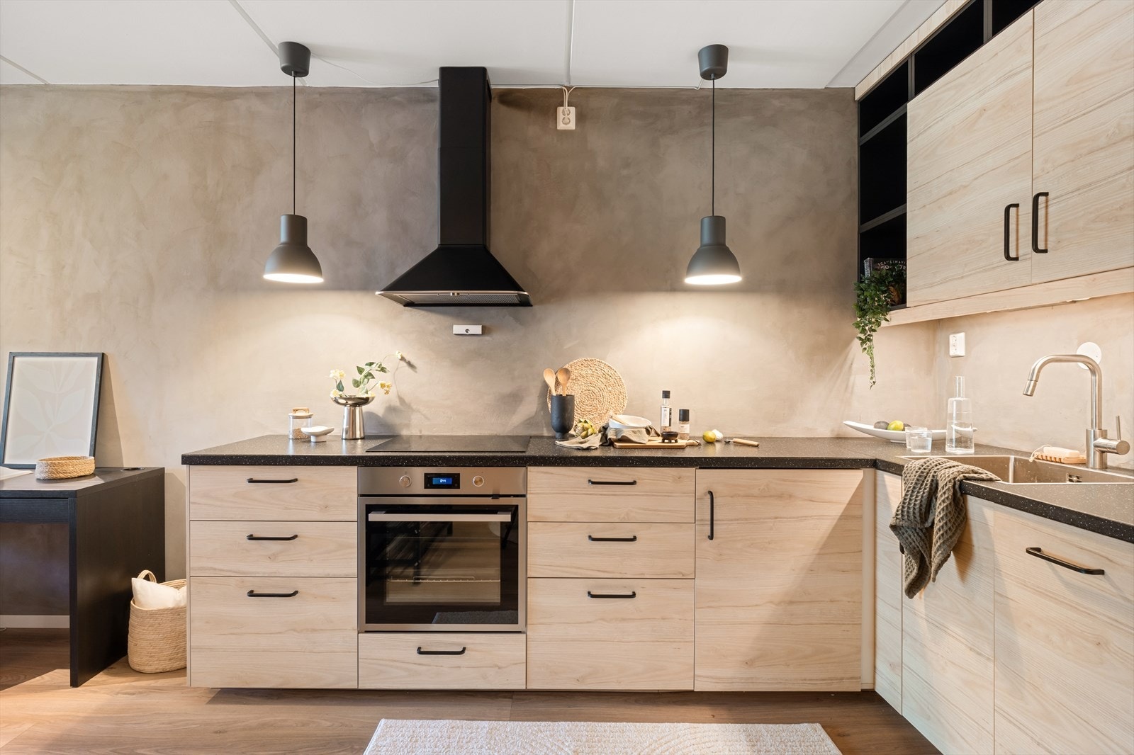 Integrert ovn, platetopp, oppvaskmaskin og kjøleskap med frysedel. Galleribilde