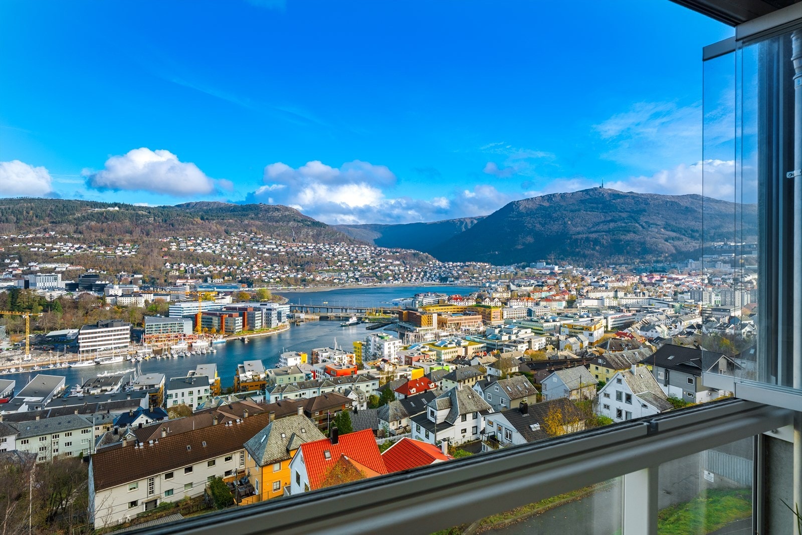 Nydelig utsikt. Det er flere stikkveier som tar raskt ned til Damsgårds sundet. Bussen går like i front av bygget med hyppige avganger. Galleribilde