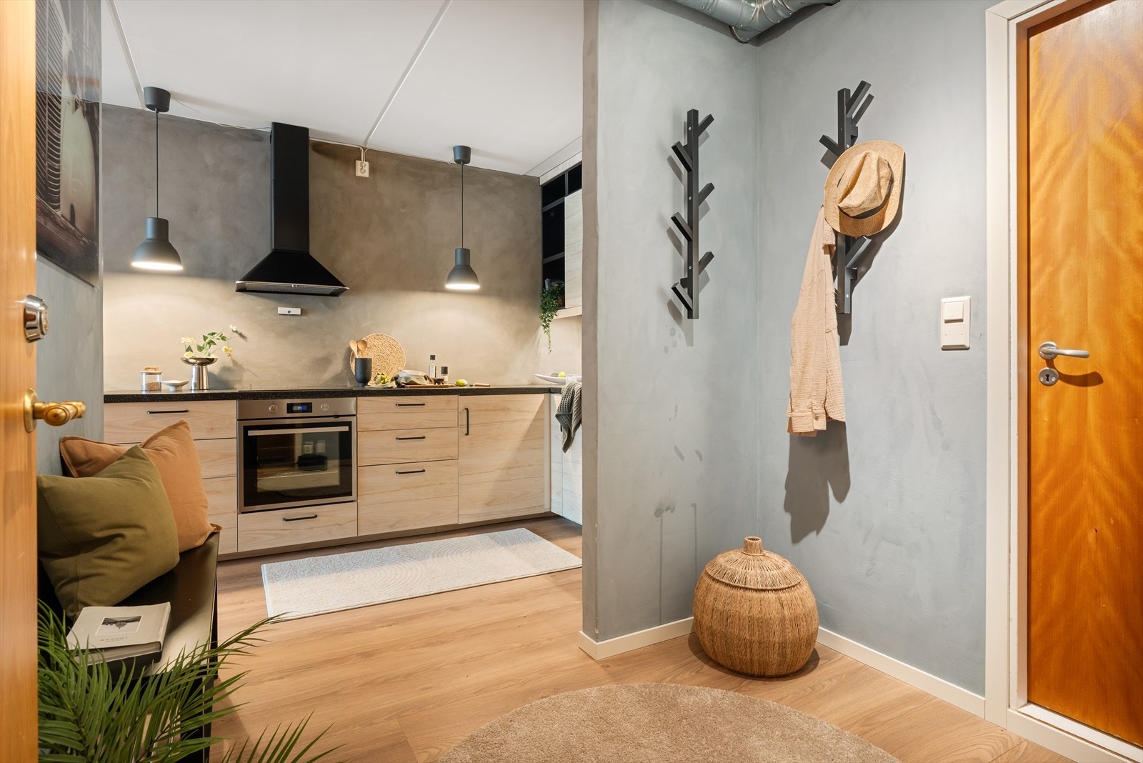 Innbydende entré med plass til oppbevaring av sko og yttertøy. Galleribilde