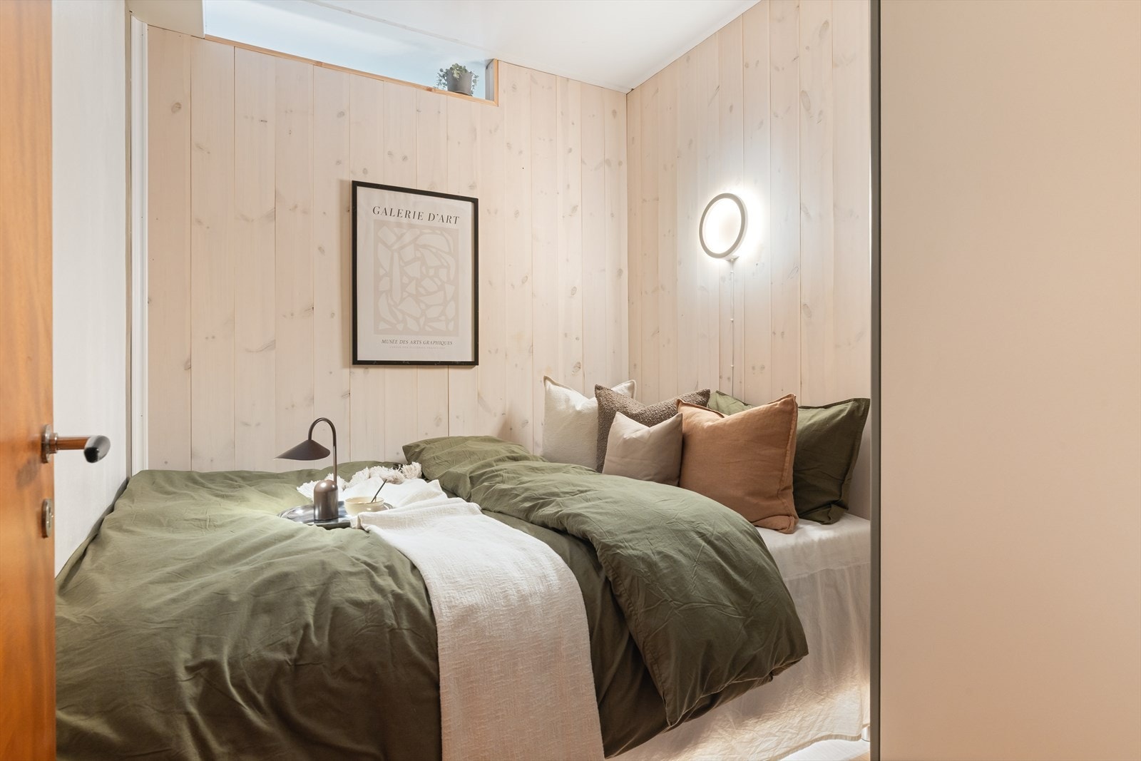 Koselig sovealkove med plass til seng og garderobeskap. Galleribilde