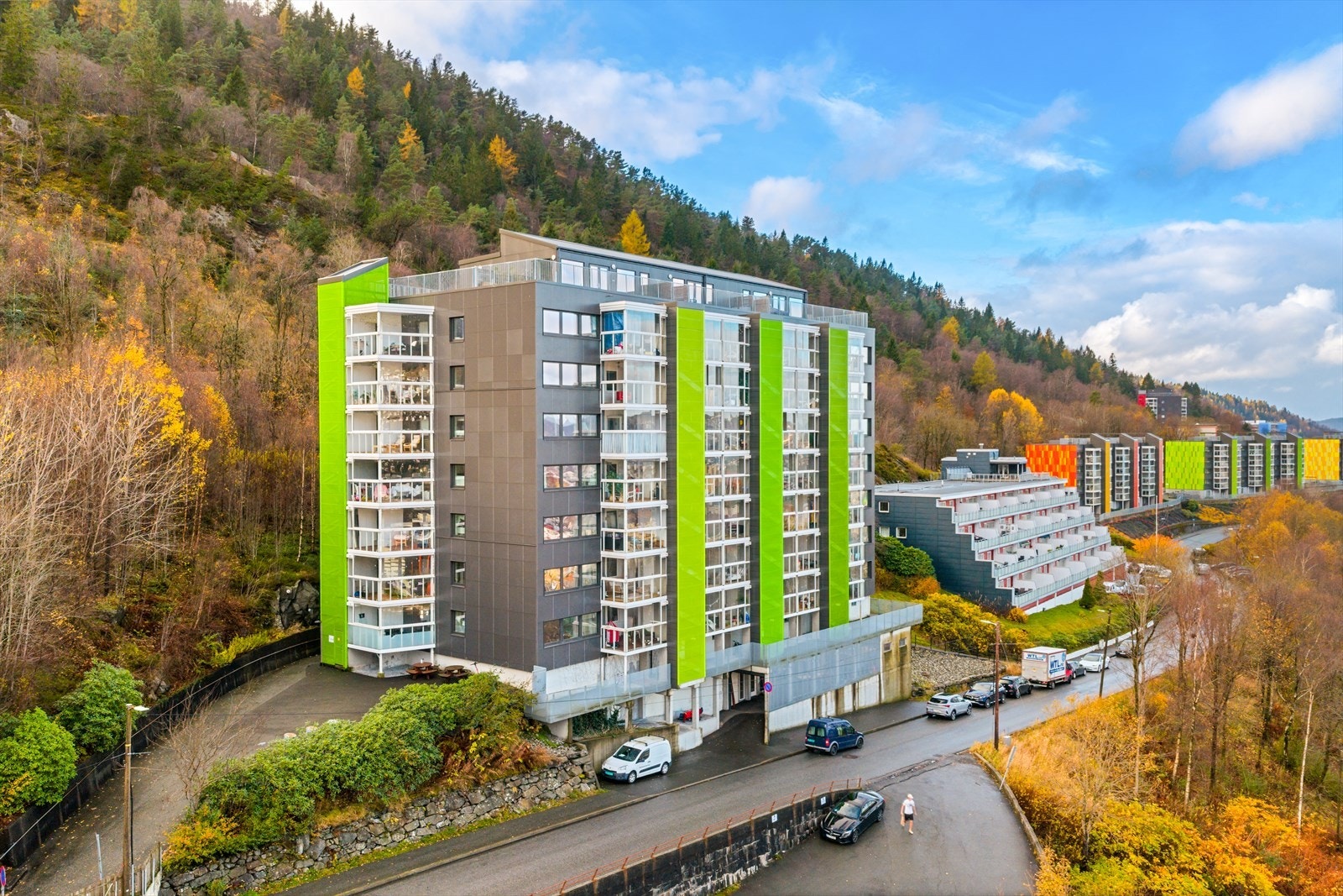 Solheimslien 36 har en super beliggenhet med utsikt over byfjorden. Her er det kort avstand til bla. Bergen sentrum, Danmarksplass og Solheimsviken. Galleribilde
