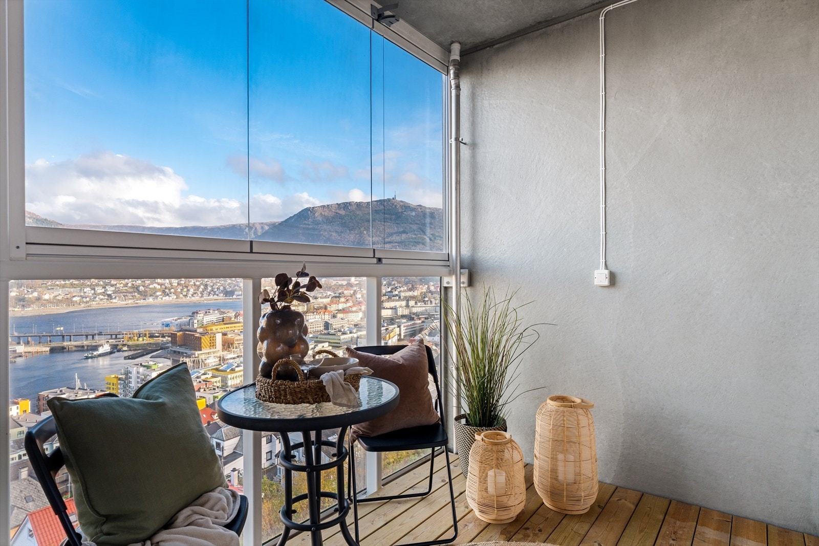 Innglasset balkong på ca. 5,30 m² med plass til en sittegruppe i tillegg til annen ønsket innredning. Det er også stor felles takterrasse Galleribilde