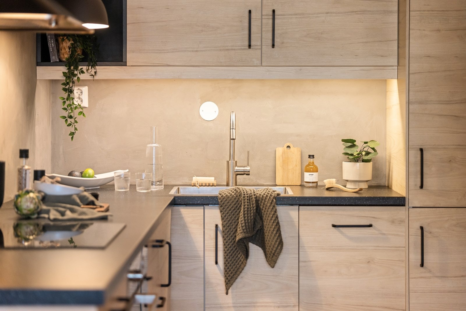 Lys og strømuttak under overskap. Galleribilde