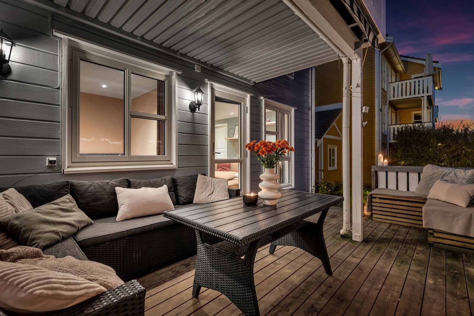 Koselig markterrasse, godt med plass for utemøblering, grill etc Galleribilde