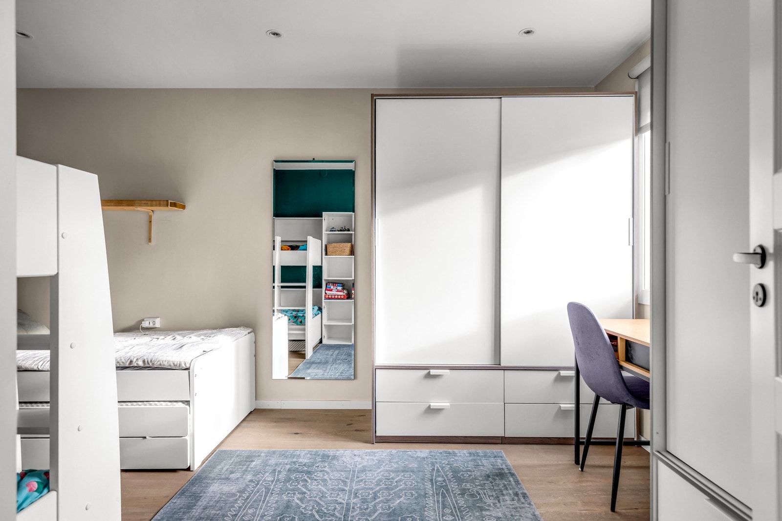 Boligen har 2 soverom, hvor dette er det største. I dag innredet som barnerom Galleribilde