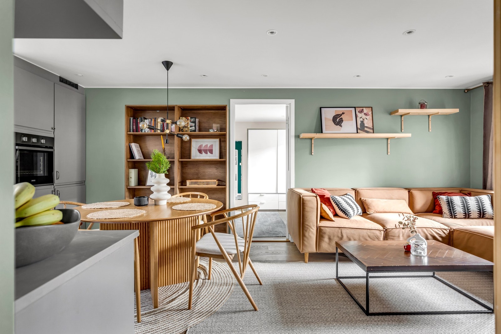 Stueområdet skaper et fint skille mellom soverommene, men det er mulighet for å åpne opp dersom man ikke har bruk for det ekstra rommet Galleribilde