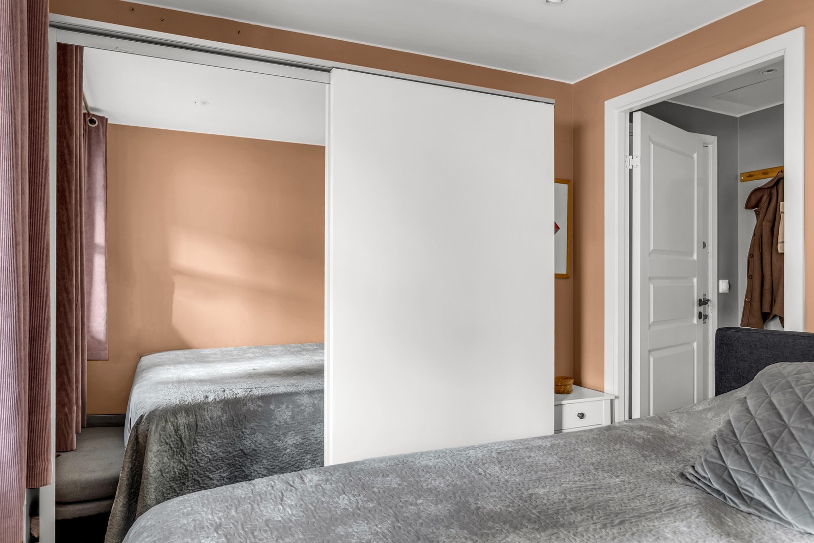 Soverom nummer to med plass til dobbeltseng og garderobe Galleribilde