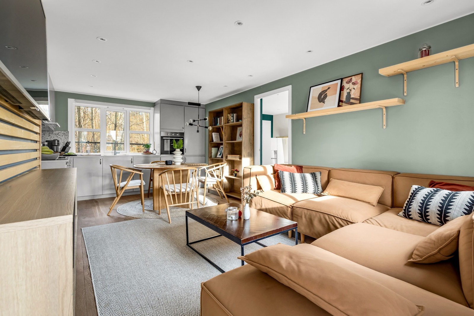 Stueområdet skaper et fint skille mellom soverommene, men det er mulighet for å åpne opp dersom man ikke har bruk for det ekstra rommet Galleribilde