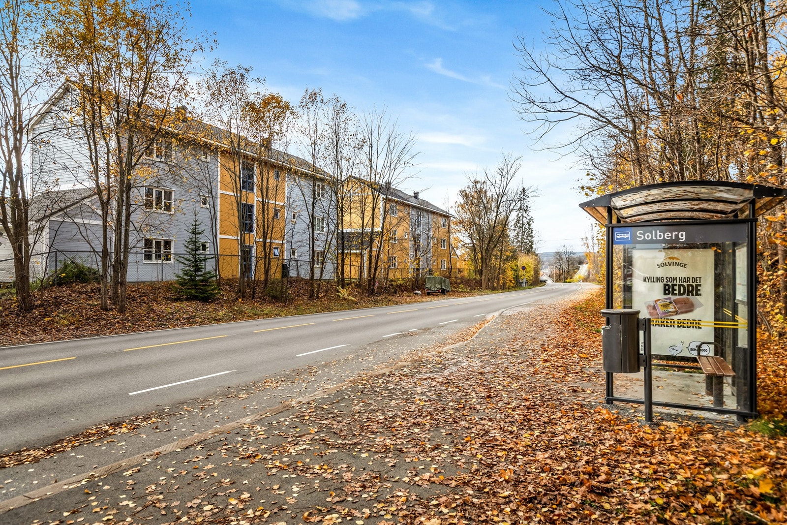 Svært gode kollektiv forbindelser med bussholdeplass over veien Galleribilde
