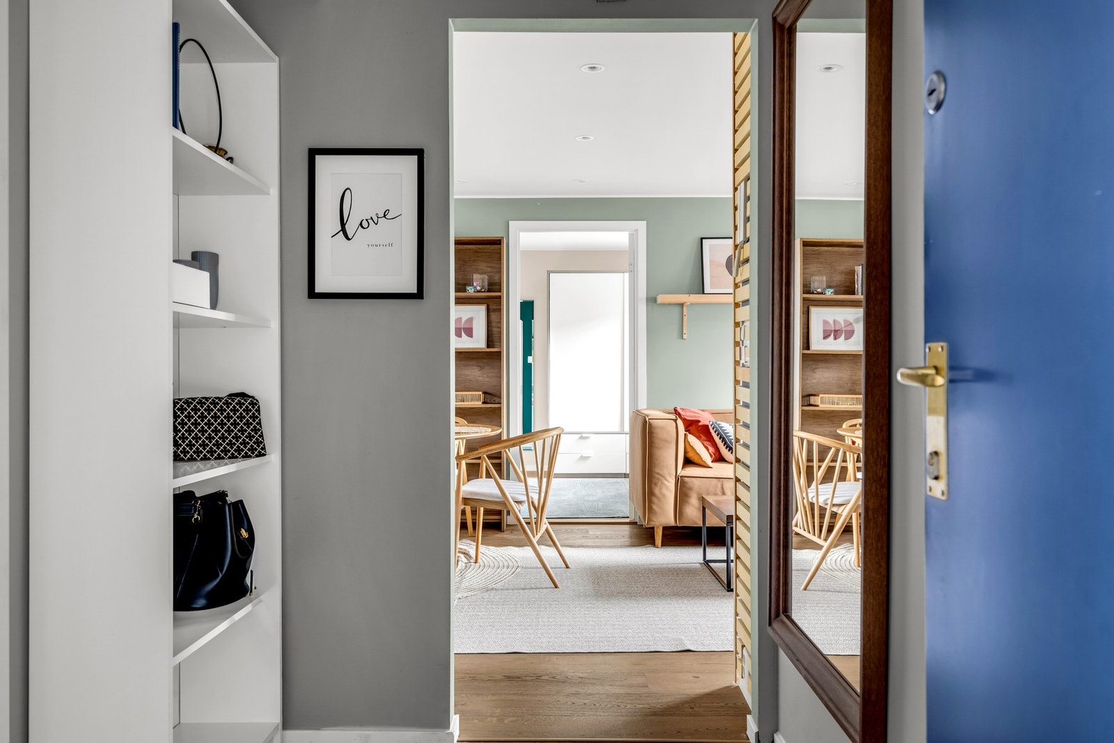 Fra entreen har du bad og soverom på hver side, med kjøkken og stue fremover Galleribilde