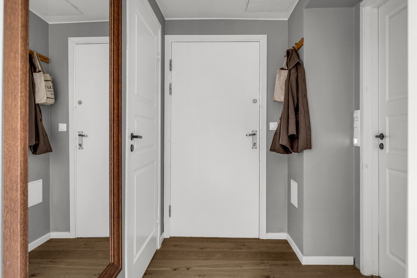 Praktisk entre der det er plass til å henge fra seg før man kommer inn i boligen Galleribilde