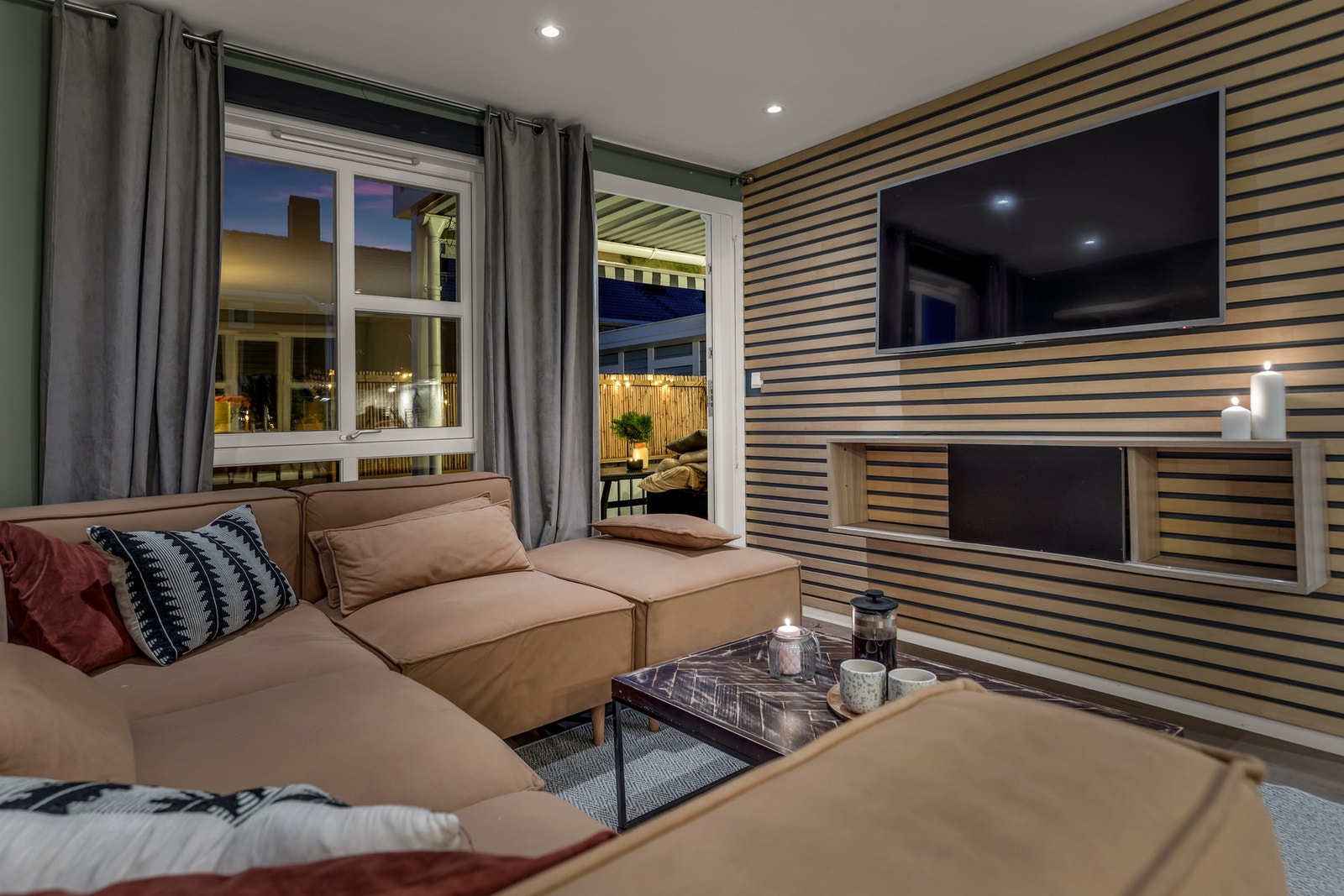 Stuen er enkel å møblere, med direkte tilgang til markterrasse og hage Galleribilde