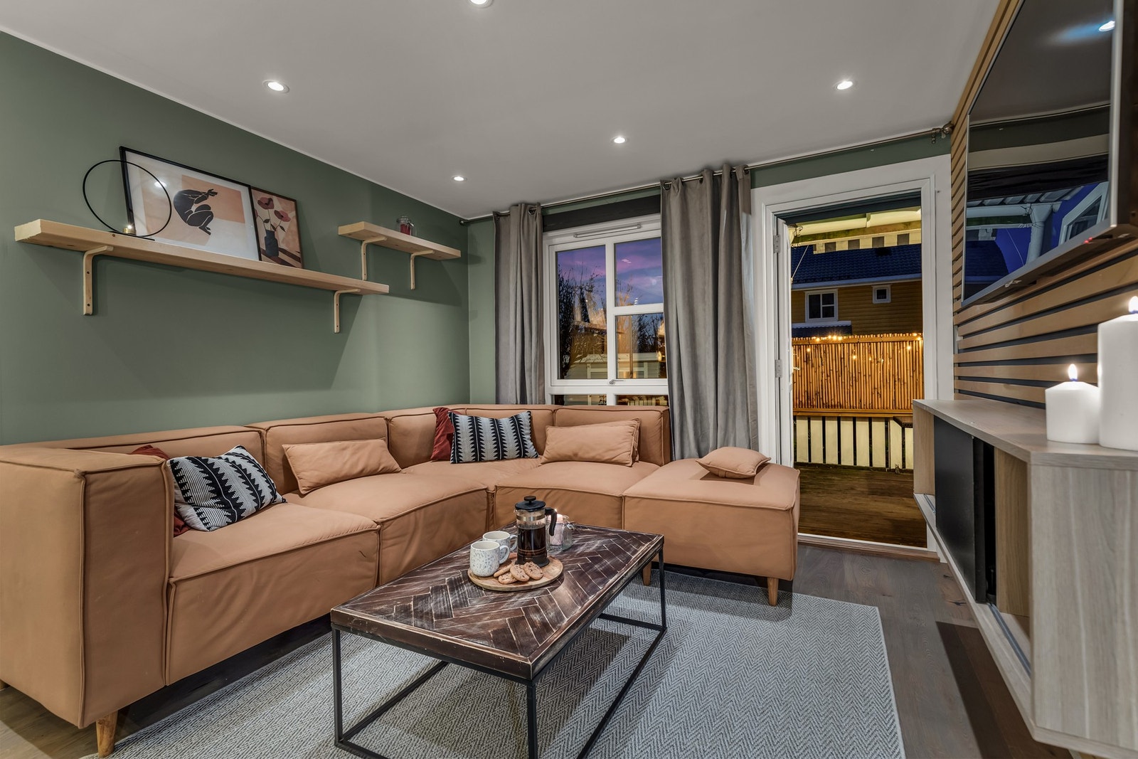 Stuen er enkel å møblere, med direkte tilgang til markterrasse og hage Galleribilde