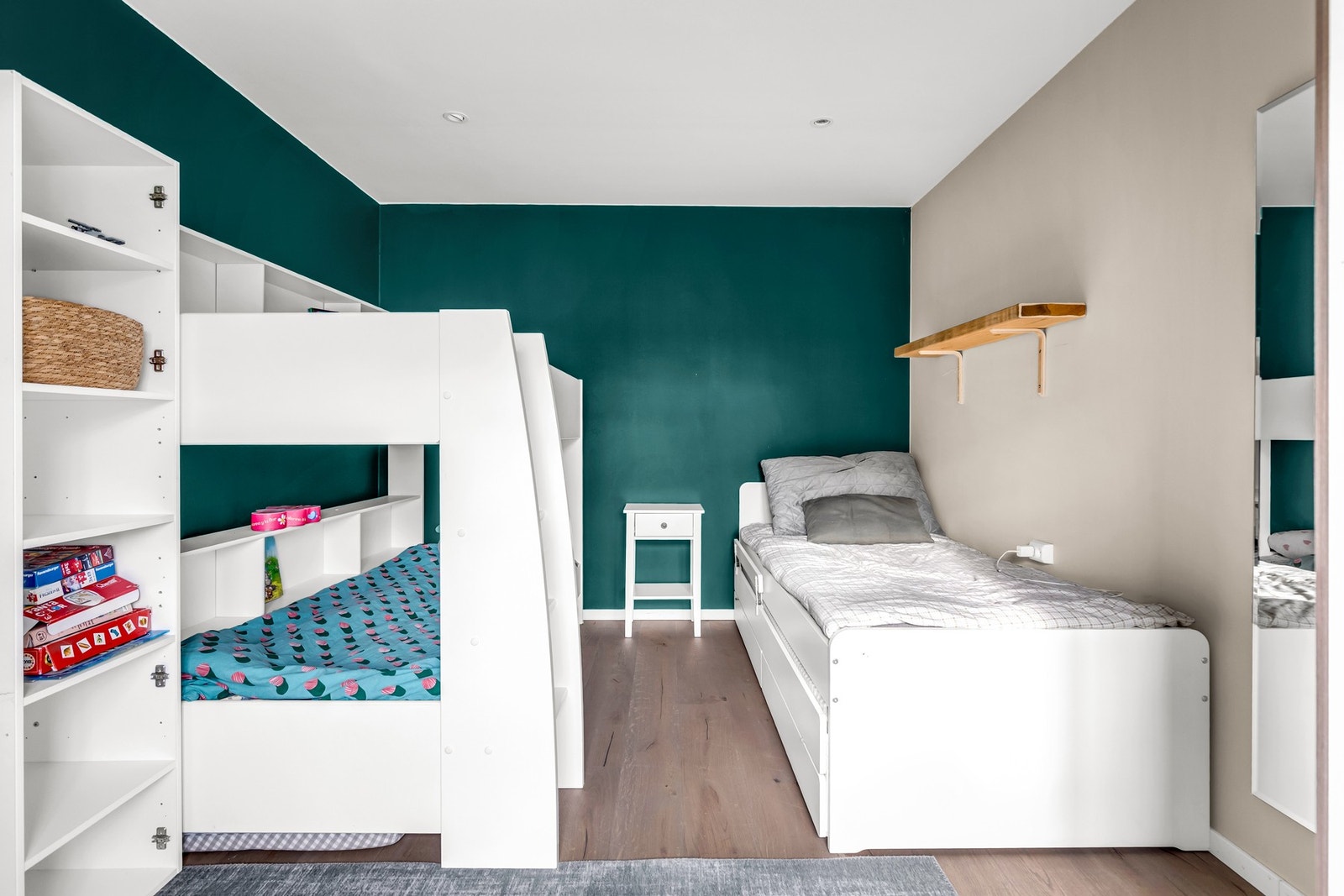 Boligen har 2 soverom, hvor dette er det største. I dag innredet som barnerom men passer også fint som hovedsoverom Galleribilde