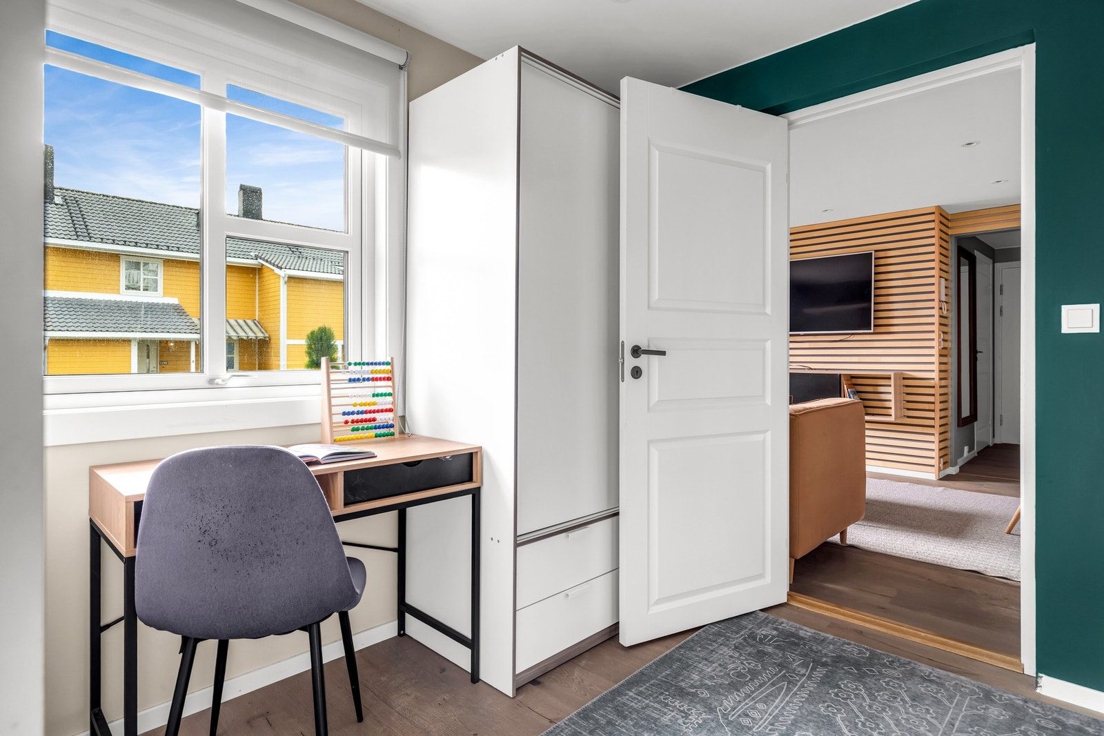 Boligen har 2 soverom, hvor dette er det største. I dag innredet som barnerom Galleribilde