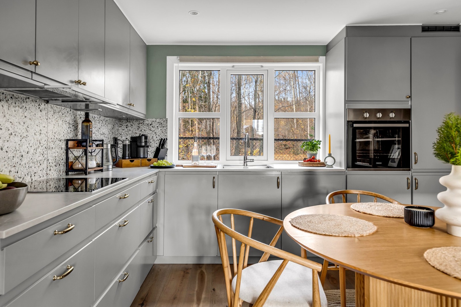 Kjøkkenet har godt med skap- og benkeplass Galleribilde