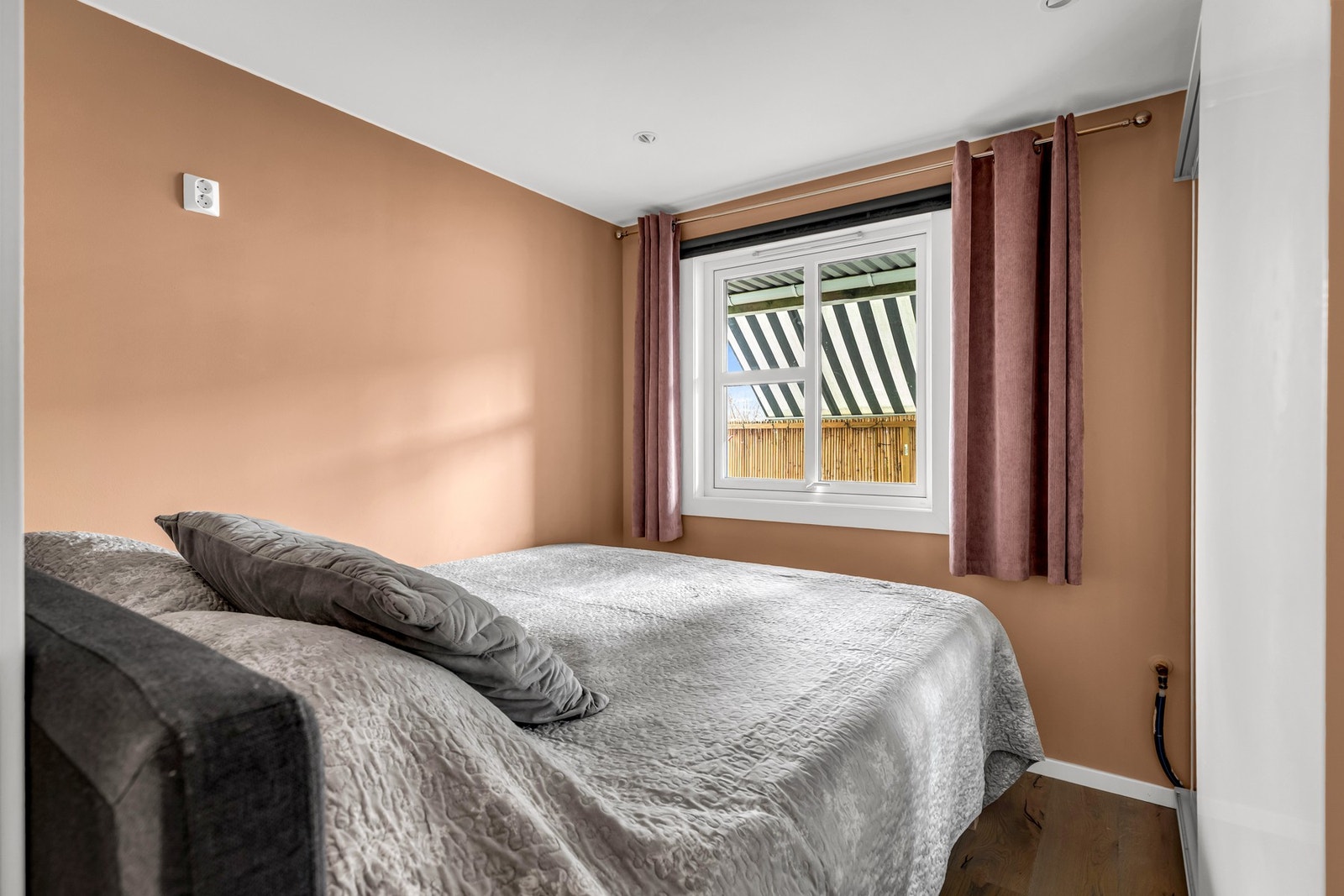 Soverom nummer to med plass til dobbeltseng og garderobe Galleribilde