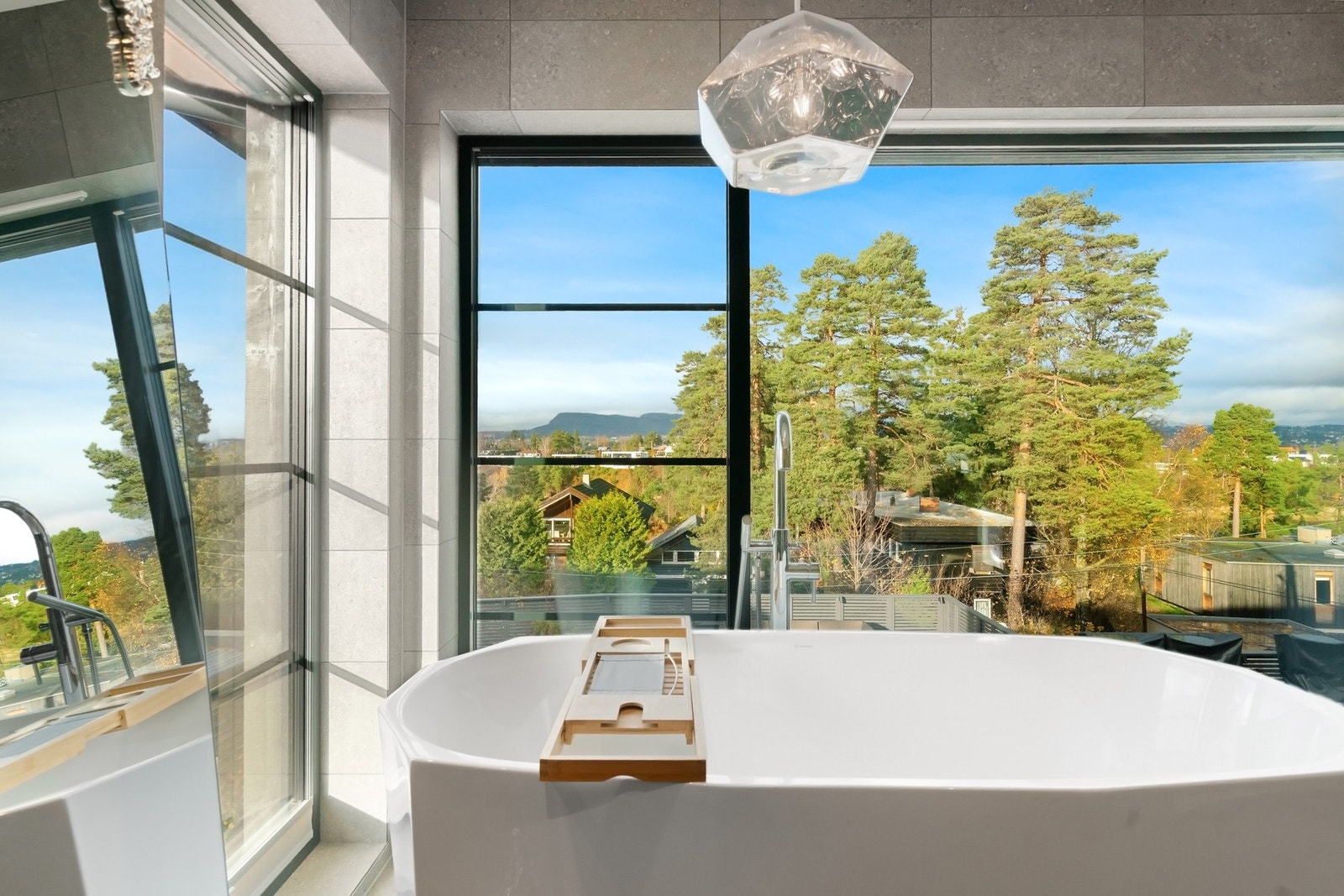 Bad med separat WC, Stor Dusj, Badekar og plassbygget servant med
sminkebord. Galleribilde