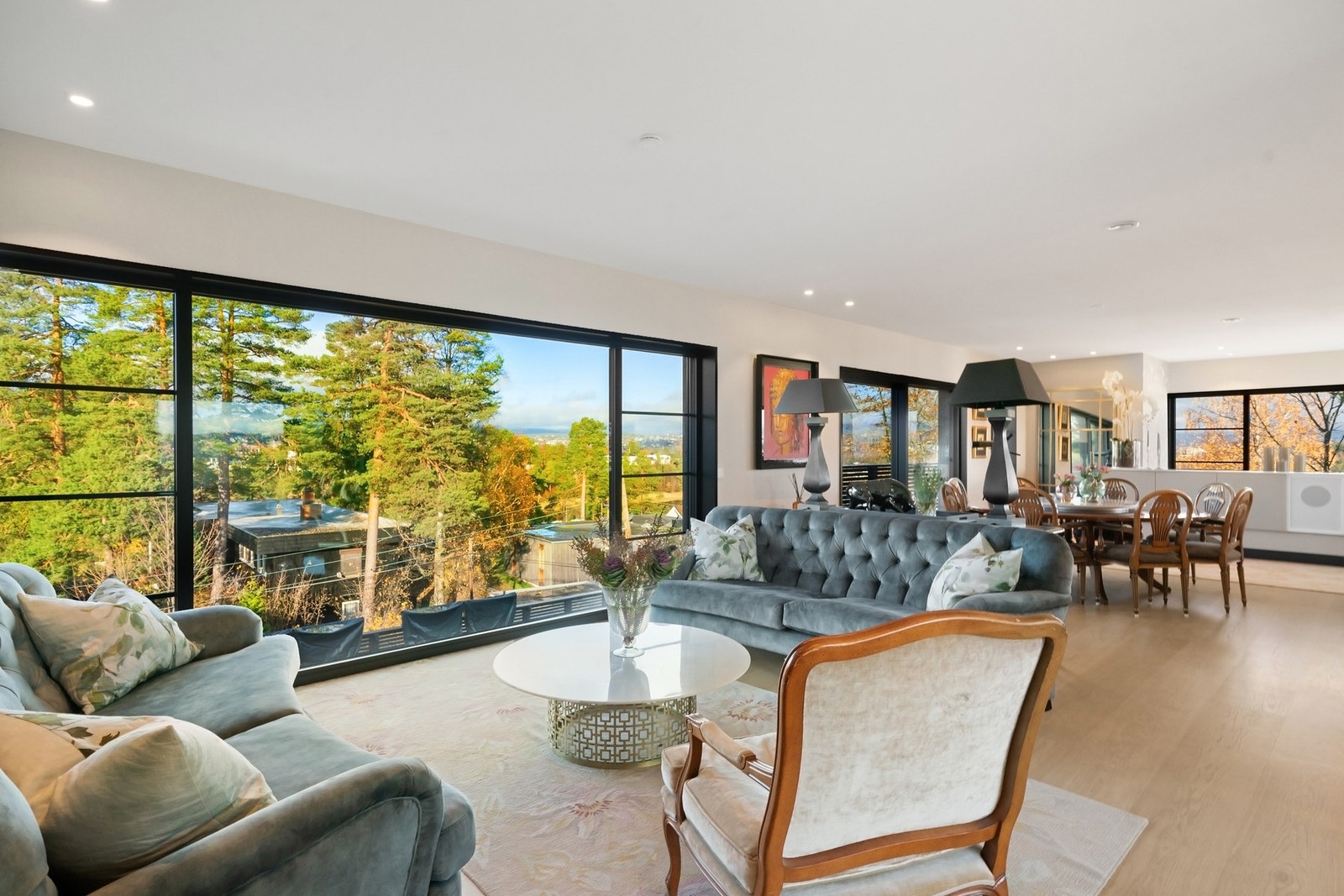 Utstrakt bruk av store vindusflater i stue/ spisestuen med flott utsyn. Galleribilde