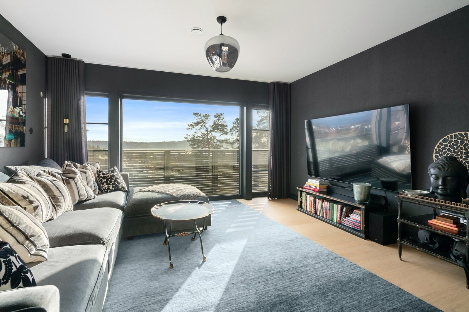 Videre adkomst fra stue/ spisestue til tv-stue med utgang til utsiktsbalkong. Boligen har også tv-stue i 1.etasje. Galleribilde