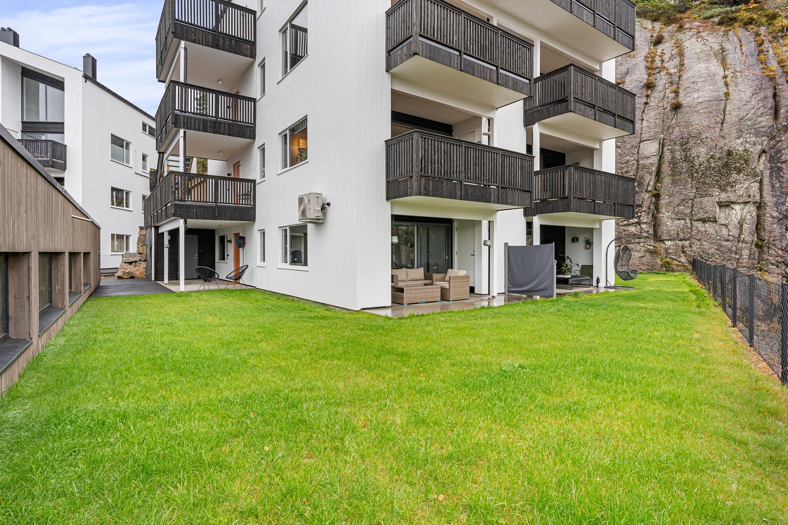 Utgang til uteområdet fra stuen. Plenen er en del av fellesområdet. Galleribilde