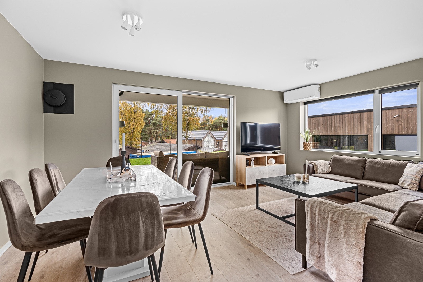 Pen stue malt i en lun farge. Dette sørger for et godt førsteinntrykk. Galleribilde