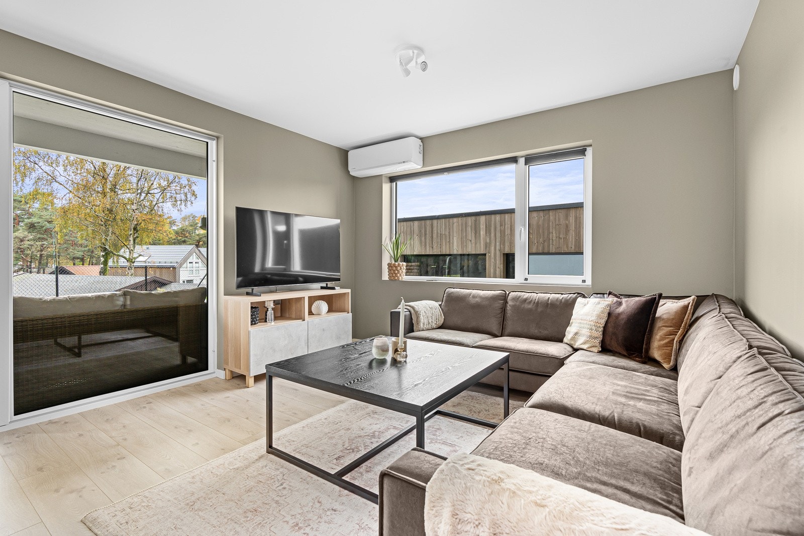 Varmepumpe sørger for god varme og lun atmosfære på kaldere dager. Galleribilde