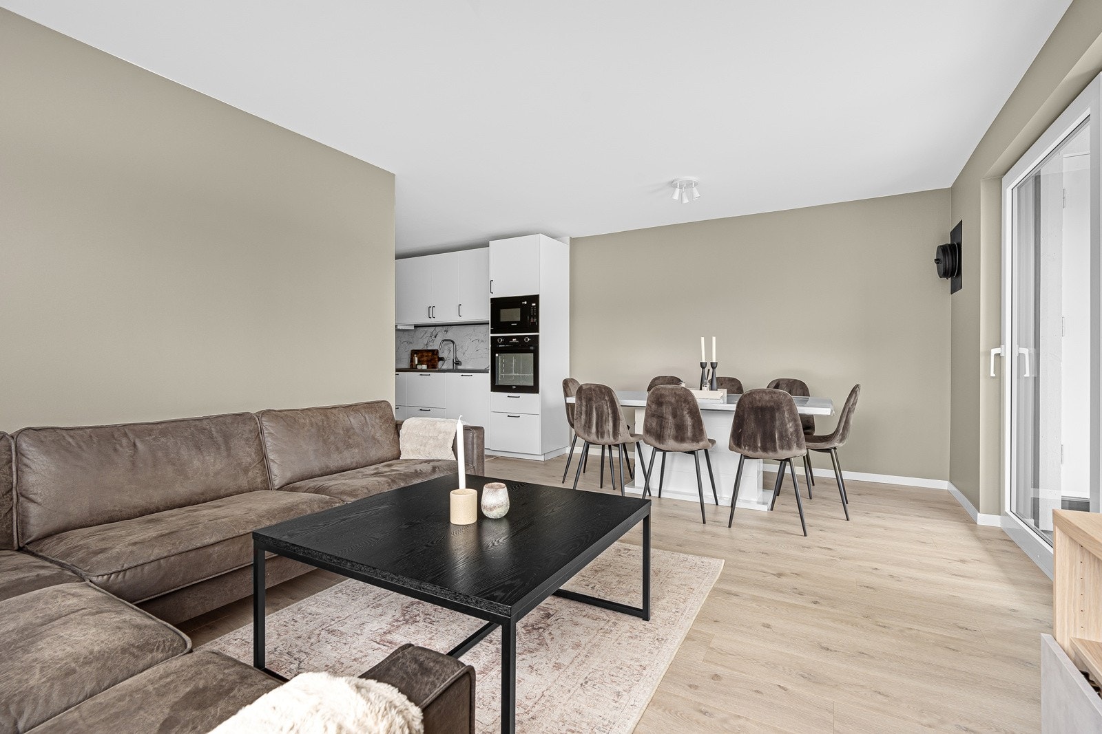 Stuen og kjøkkenet har en åpen løsning. Galleribilde