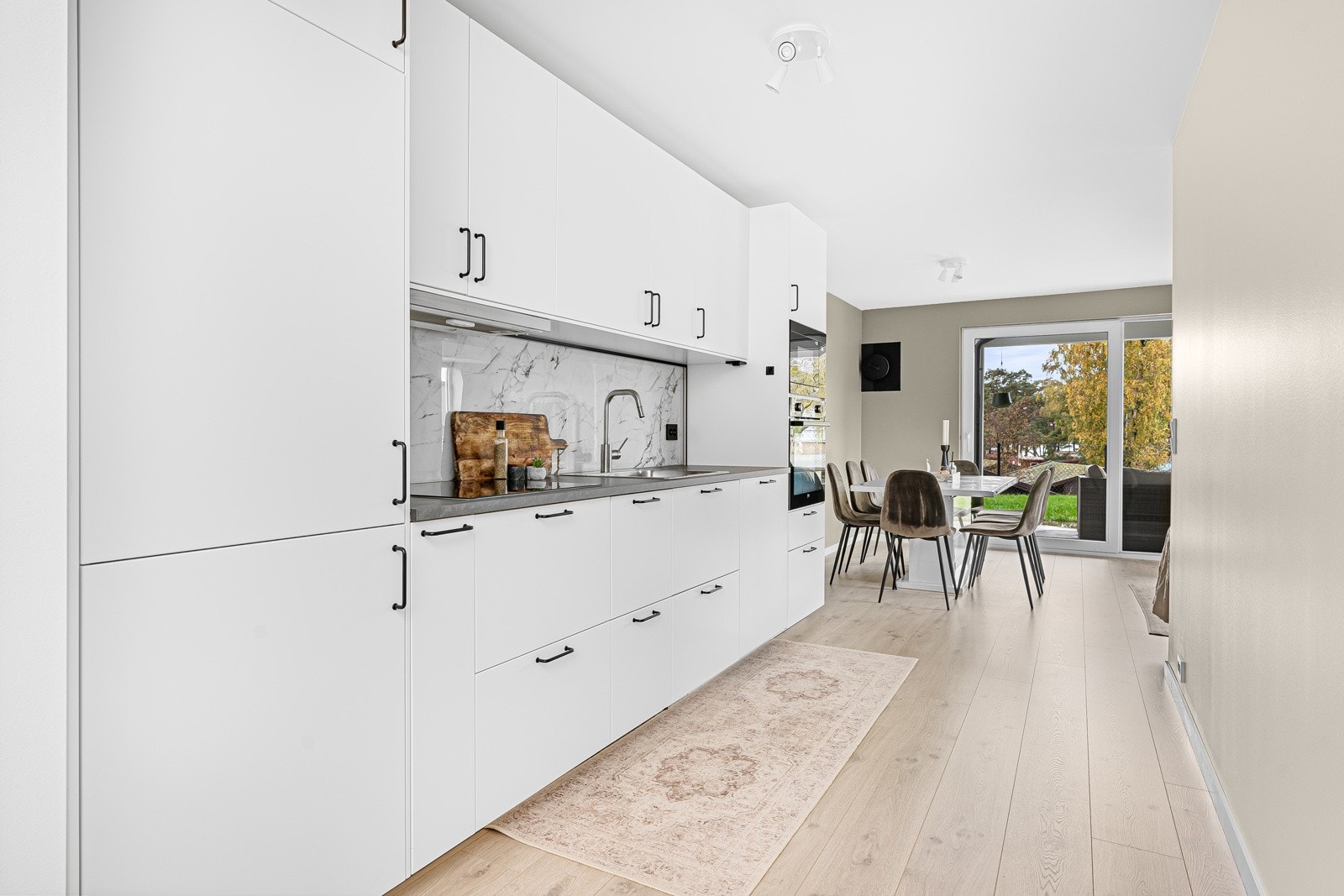 Kjøkkenet er utstyrt med kjøleskap med frys, oppvaskmaskin, koketopp og stekeovn. Galleribilde