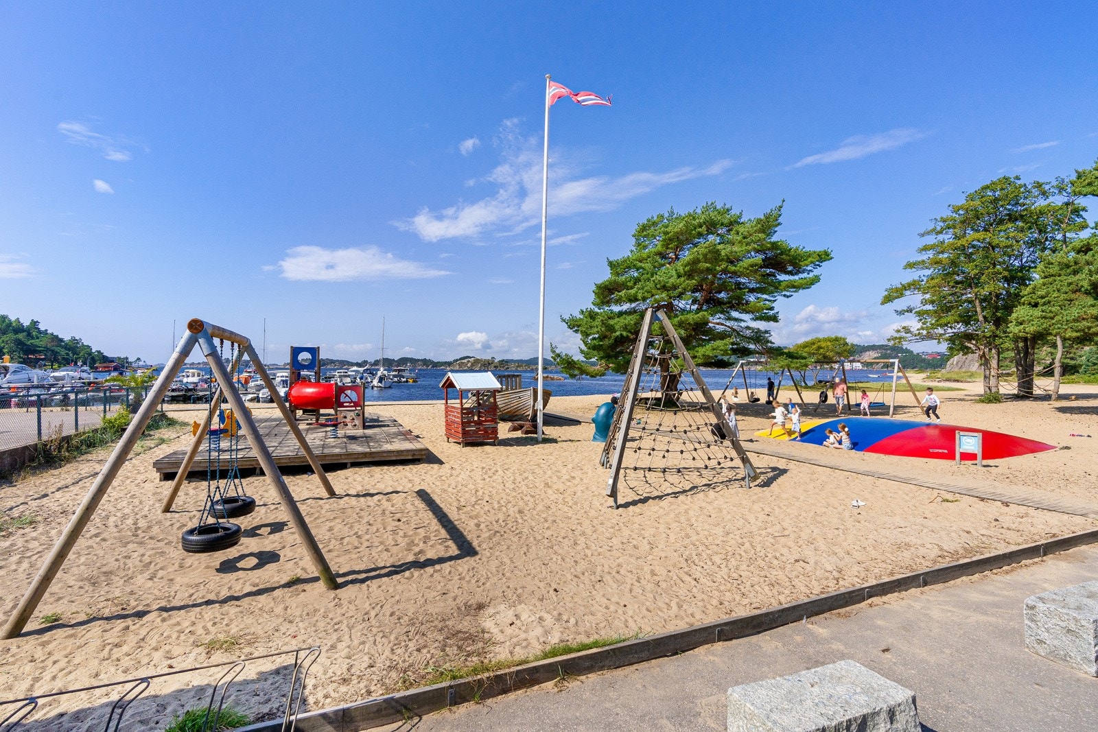 Lekeplass ved Åros feriesenter. Galleribilde