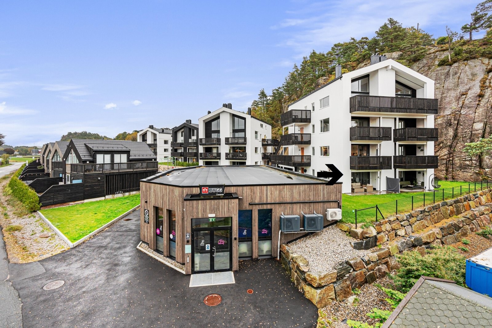 I bygget like nedenfor leiligheten finner du innendørs basseng med boblebad. Galleribilde