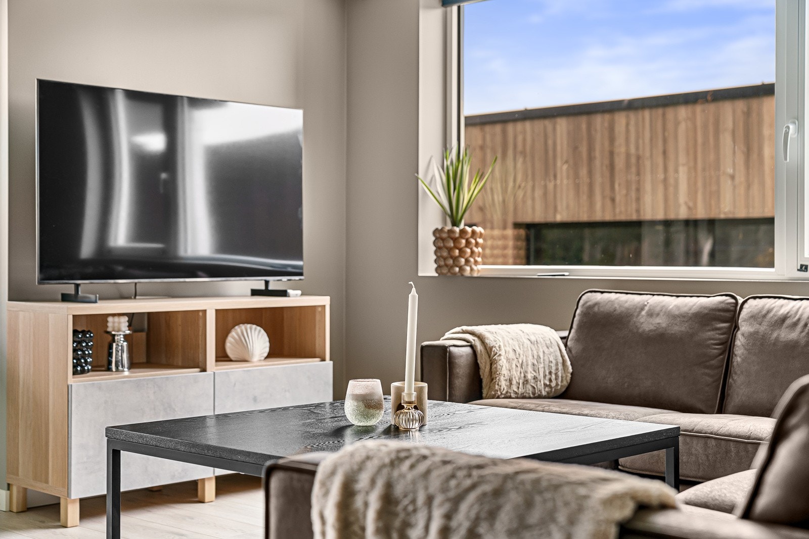 Fra leiligheten har du gåavstand til flotte turområder, sjø og strand. Det er også innendørs basseng til glede for sameiet. Galleribilde