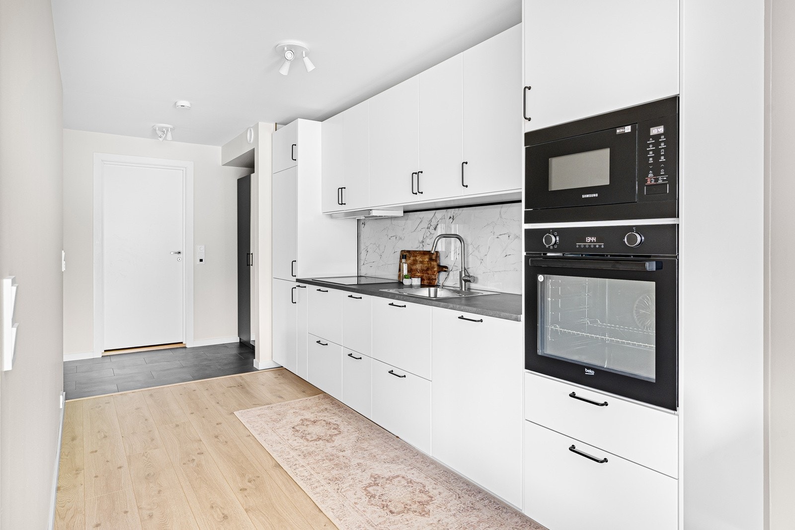 Pent kjøkken med tidløs innredning fra Ikea. Galleribilde