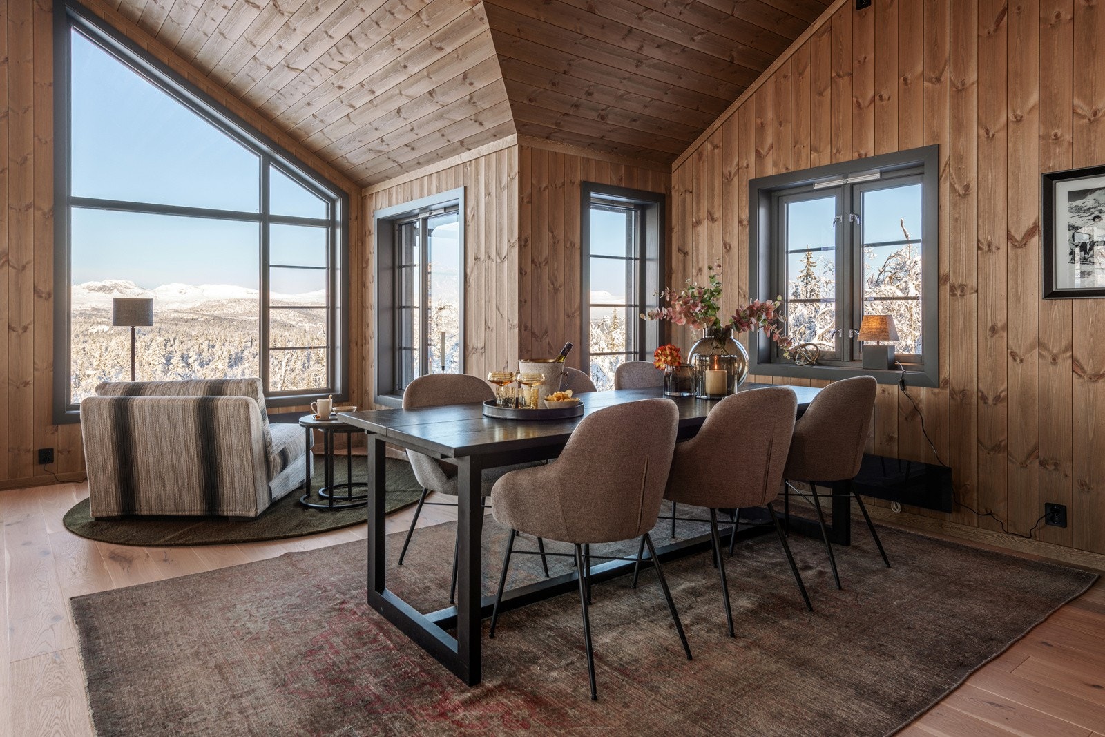 Fra stuen er det utgang til solrik terrasse, som byr på fantastisk utsikt over gullrekka. Her ligger alt til rette for å nyte sol og utsikt rett i hytteveggen! Galleribilde