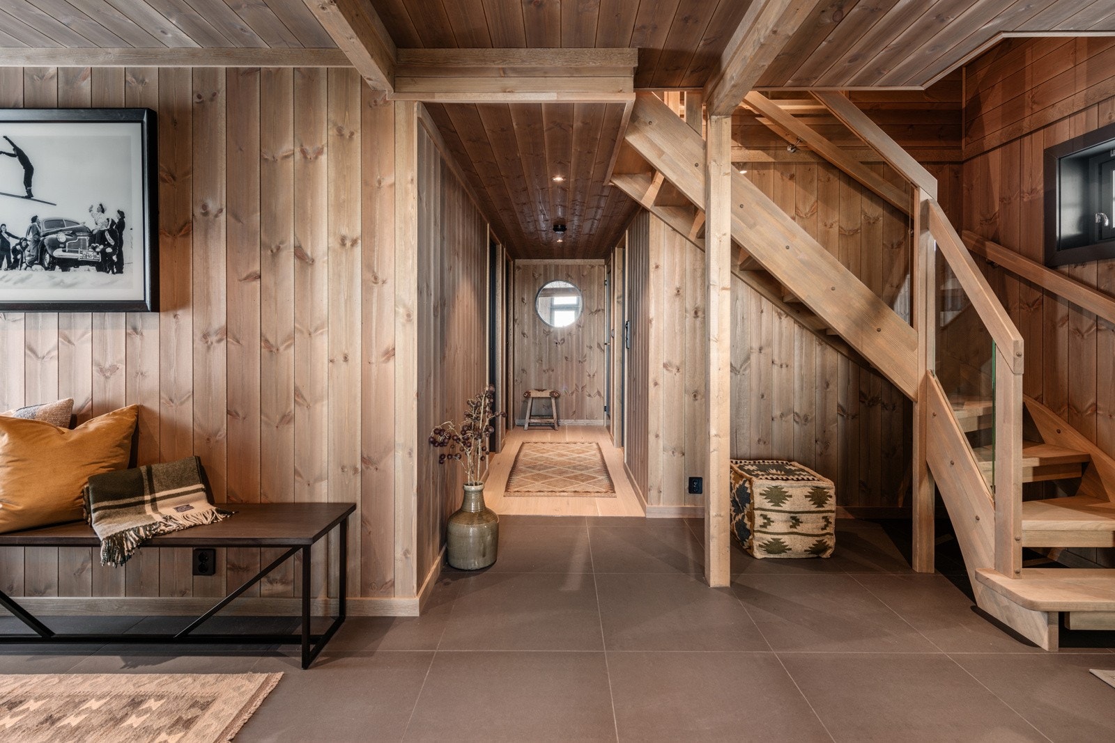 I entréen er det lagt fliser som både er praktisk og slitesterkt. God plass til ytterklær og sko. Galleribilde