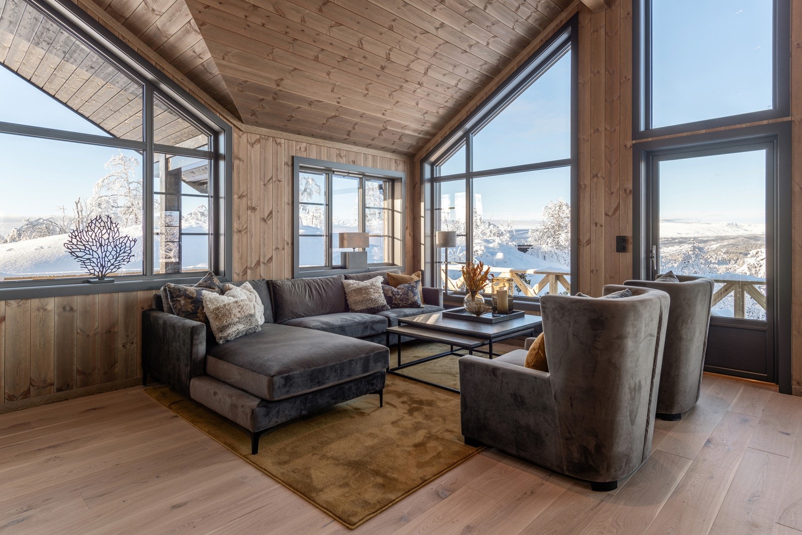 I stuen er det generøs takhøyde og panoramavinduer som slipper inn rikelig med dagslys. Galleribilde