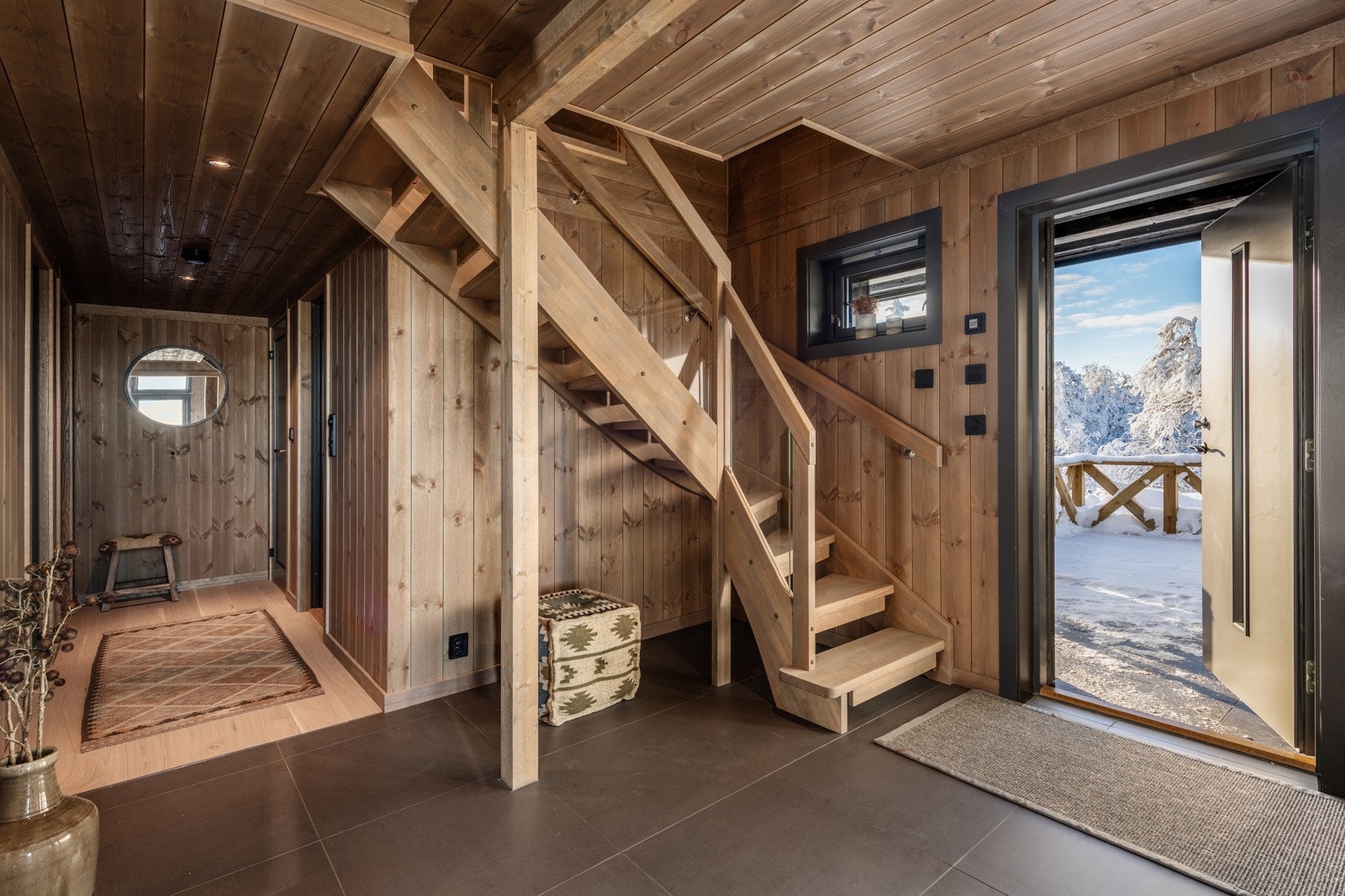 Kvalitetshytte bygget i moderne hyttestil med fine materialer og lune fargesammensetninger - som skaper den riktige hyttestemningen! Galleribilde