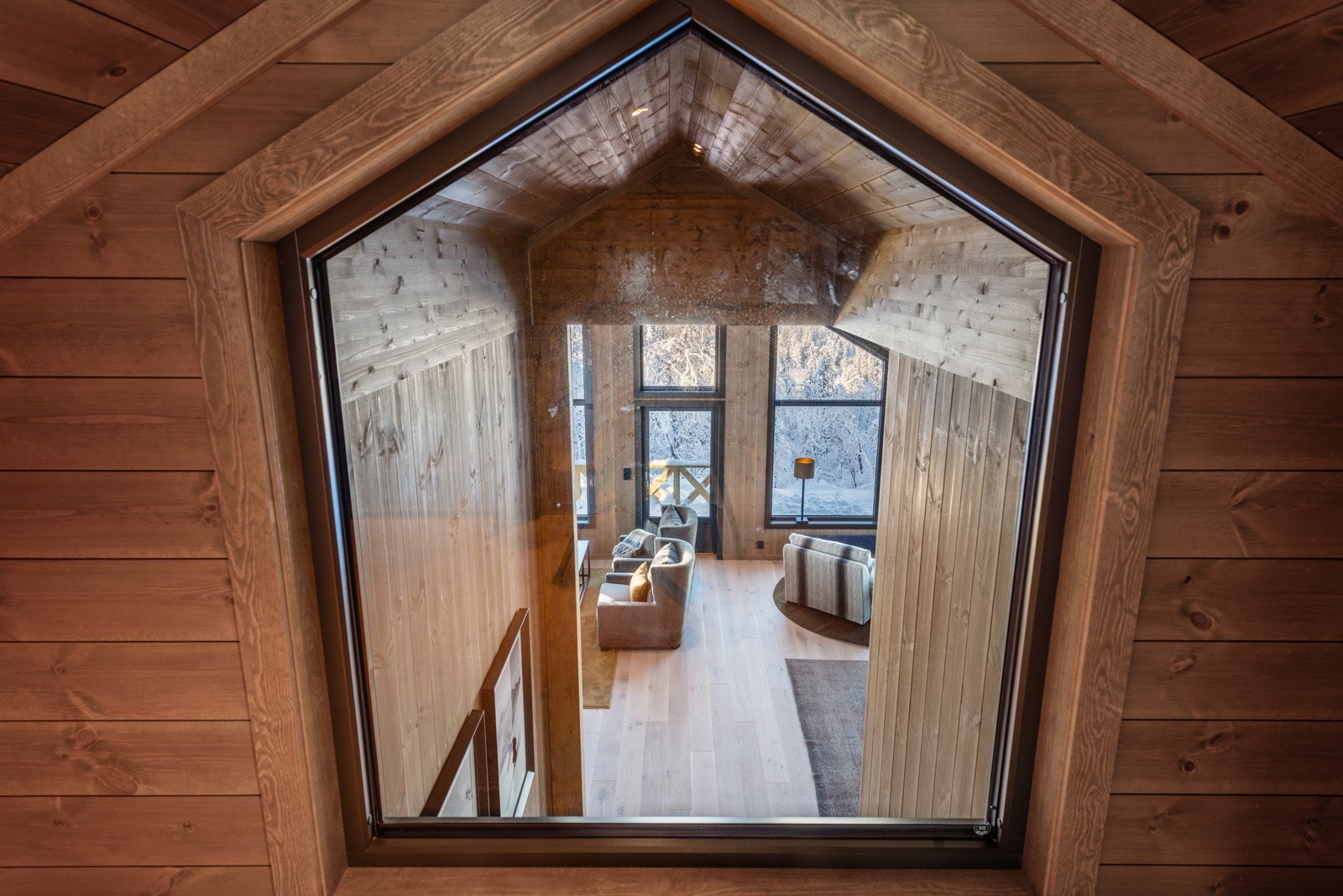 På hemsen er det vindu ned til stuen. Galleribilde