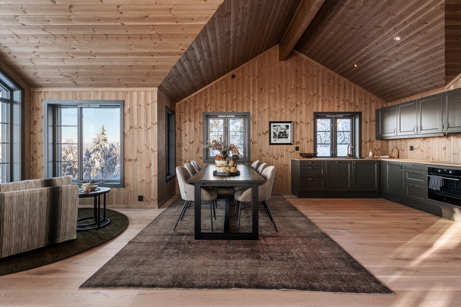 Stilrent og klassisk kjøkken fra Aubo i en delikat gråtone, som står i stil med resten av hytta. Galleribilde