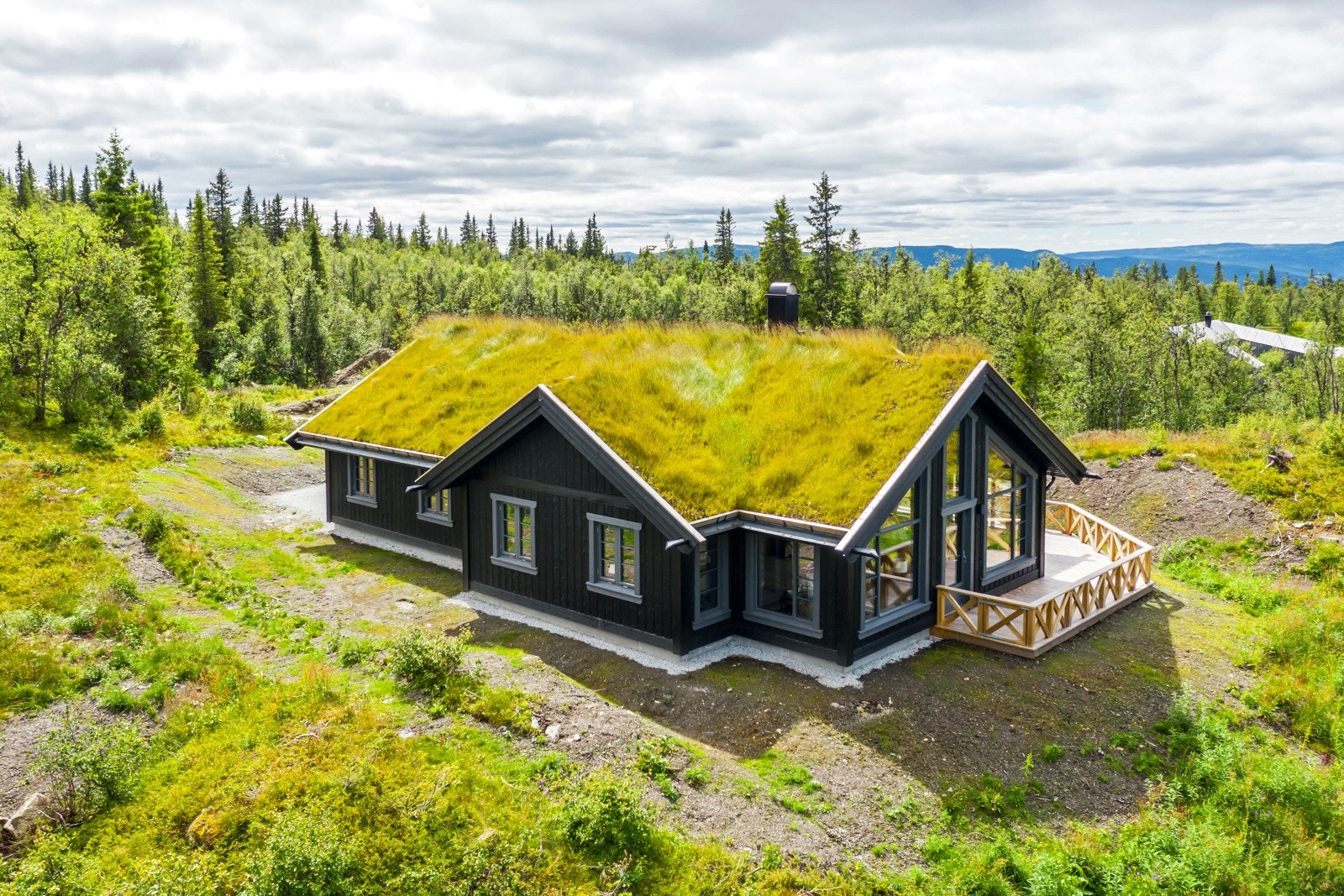 Området kan skilte med mange flotte stier og veier som egner seg godt for turer til fots eller med sykkel. Galleribilde